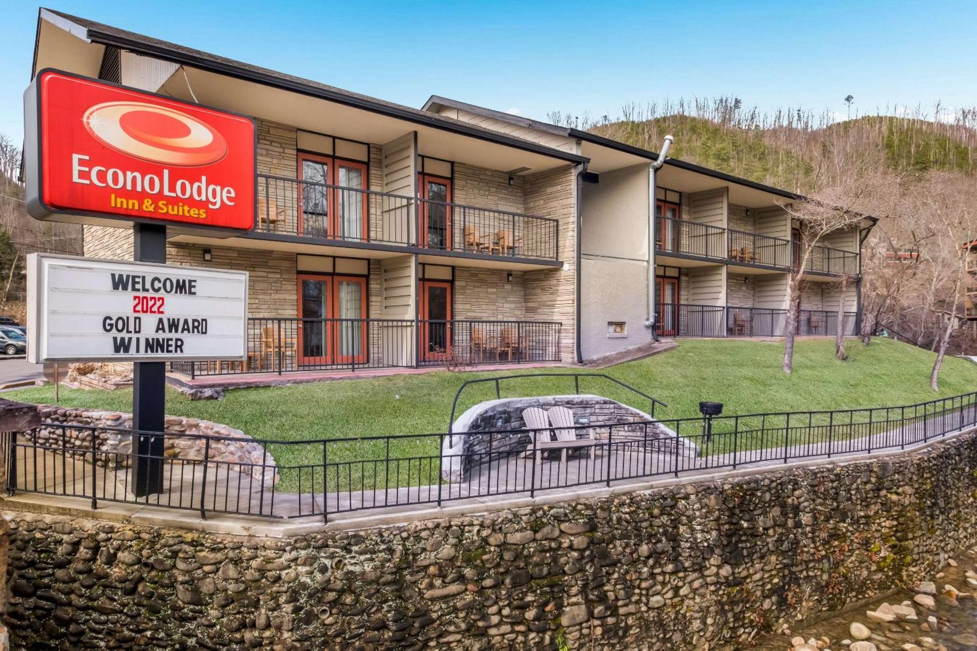 Econo Lodge Inn & Suites On The River Gatlinburg Exterior photo